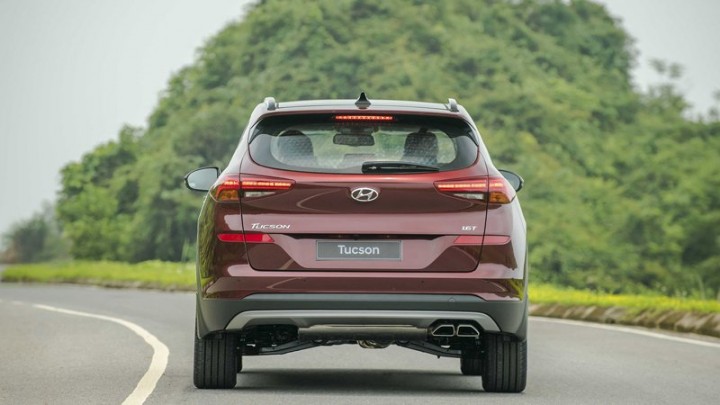 tucson duoi xe